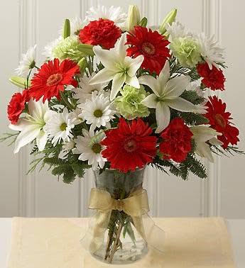 Vazoda kırmızı beyaz çiçekler